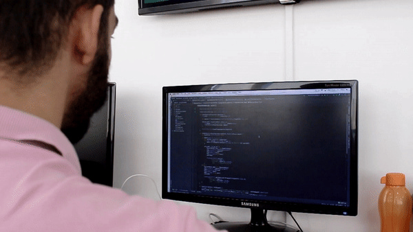 Homem analisando computador