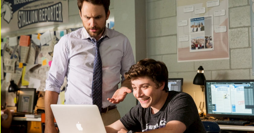 Chefe e empregado enviando e-mails
