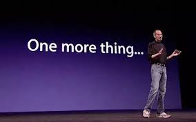 steve jobs apresentando pitch fundo roxo e frase one more thing