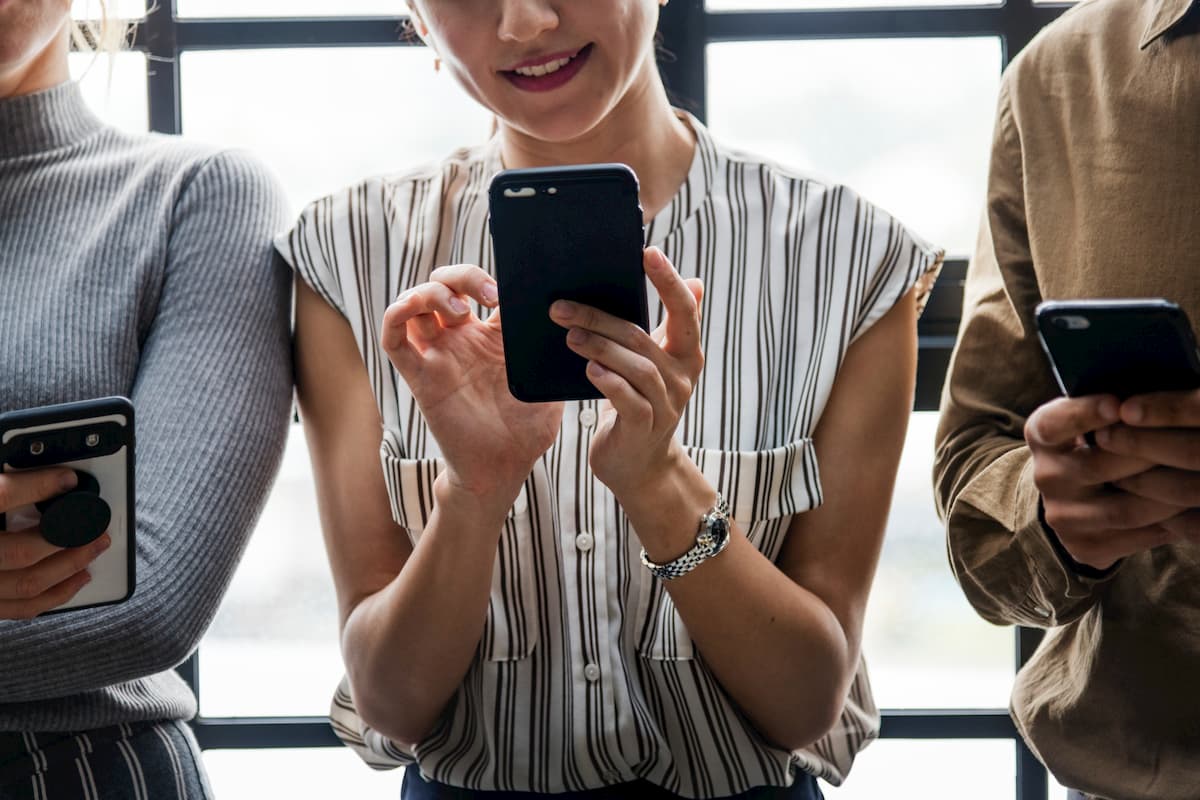 mulher usando celular ambiente empresarial